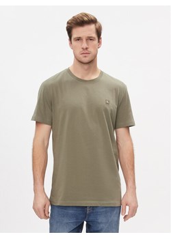 Calvin Klein Jeans T-Shirt J30J325268 Zielony Regular Fit ze sklepu MODIVO w kategorii T-shirty męskie - zdjęcie 181207347