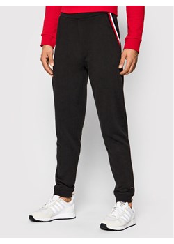 Tommy Hilfiger Spodnie dresowe Track UM0UM02352 Czarny Regular Fit ze sklepu MODIVO w kategorii Spodnie męskie - zdjęcie 181207545