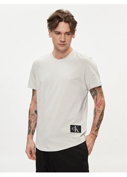 Calvin Klein Jeans T-Shirt J30J323482 Szary Regular Fit ze sklepu MODIVO w kategorii T-shirty męskie - zdjęcie 181207549