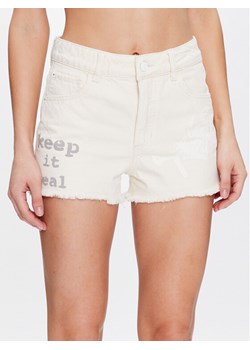 Guess Szorty jeansowe Mom W3GD26 D4Y00 Biały Regular Fit ze sklepu MODIVO w kategorii Szorty - zdjęcie 181208245