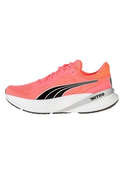 Puma Buty &quot;Magnify NITRO 2 FADE&quot; w kolorze czerwonym do biegania ze sklepu Limango Polska w kategorii Buty sportowe damskie - zdjęcie 181211228