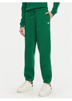Guess Jeans Spodnie dresowe W4YB33 KC811 Zielony Regular Fit - id: 0000304257827 - marki Guess - 181212818 Guess Jeans Spodnie dresowe W4YB33 KC811 Zielony Regular Fit ze sklepu MODIVO w kategorii Spodnie damskie - zdjęcie 181212818