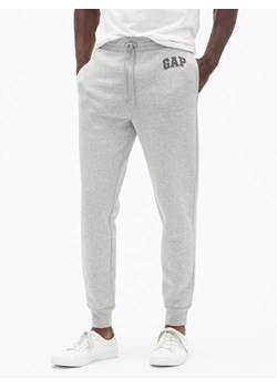 Gap Spodnie dresowe 500382-05 Szary Regular Fit ze sklepu MODIVO w kategorii Spodnie męskie - zdjęcie 181212986