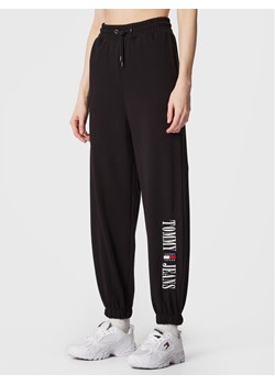 Tommy Jeans Spodnie dresowe Archive DW0DW14994 Czarny Relaxed Fit ze sklepu MODIVO w kategorii Spodnie damskie - zdjęcie 181213027