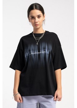 Czarny t-shirt z kolorowym nadrukiem na wysokości piersi, kolor - czarny, rozmiar - 140 ze sklepu REPORTER w kategorii Bluzki damskie - zdjęcie 181213265