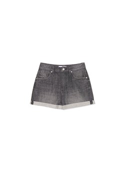 Cropp - Jeansowe szorty mom z podwiniętymi nogawkami - czarny ze sklepu Cropp w kategorii Szorty - zdjęcie 181213395