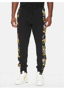 Versace Jeans Couture Spodnie dresowe 78GAA3C0 Czarny Regular Fit ze sklepu MODIVO w kategorii Spodnie męskie - zdjęcie 181219495