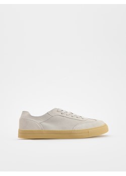 Reserved - Zamszowe sneakersy - kremowy ze sklepu Reserved w kategorii Trampki męskie - zdjęcie 181224999
