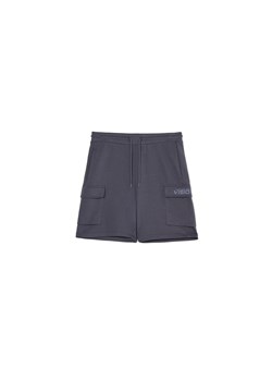 Cropp - Szare szorty z kieszeniami cargo - szary ze sklepu Cropp w kategorii Spodenki męskie - zdjęcie 181225578