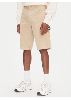 Tommy Jeans Szorty materiałowe Jaimie DM0DM21951 Beżowy Slim Fit ze sklepu MODIVO w kategorii Spodenki męskie - zdjęcie 181226645