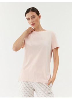 Guess T-Shirt V3BI11 J1314 Różowy Regular Fit ze sklepu MODIVO w kategorii Bluzki damskie - zdjęcie 181227096
