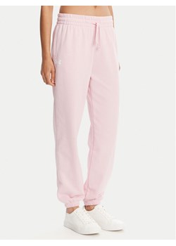 Under Armour Spodnie dresowe Ua Rival 1382735 Różowy Loose Fit ze sklepu MODIVO w kategorii Spodnie damskie - zdjęcie 181227207