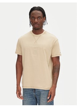 Tommy Jeans T-Shirt Tonal Crest DM0DM20805 Beżowy Relaxed Fit ze sklepu MODIVO w kategorii T-shirty męskie - zdjęcie 181227306
