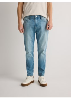 Reserved - Jeansy carrot slim z efektem sprania - niebieski ze sklepu Reserved w kategorii Jeansy męskie - zdjęcie 181230268