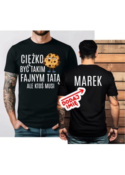Personalizowana koszulka na Dzień Ojca - CIĘŻKO BYĆ TAKIM FAJNYM TATĄ ALE KTOŚ MUSI ze sklepu Time For Fashion w kategorii T-shirty męskie - zdjęcie 181235405