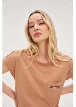 Bawełniany t-shirt z kieszonką brązowy ze sklepu Moodo.pl w kategorii Bluzki damskie - zdjęcie 181235608