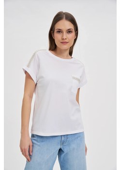 Bawełniany t-shirt ozdobiony koralikami biały ze sklepu Moodo.pl w kategorii Bluzki damskie - zdjęcie 181235639