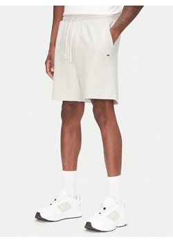 Tommy Jeans Szorty sportowe Entry Graphic DM0DM21369 Beżowy Regular Fit ze sklepu MODIVO w kategorii Spodenki męskie - zdjęcie 181237917