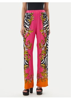 Versace Jeans Couture Spodnie materiałowe 78HAA1P2 Różowy Straight Fit ze sklepu MODIVO w kategorii Spodnie damskie - zdjęcie 181238509