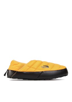Kapcie The North Face Thermoball Traction Mule V NF0A3UZNZU31 Żółty ze sklepu eobuwie.pl w kategorii Kapcie męskie - zdjęcie 181259556