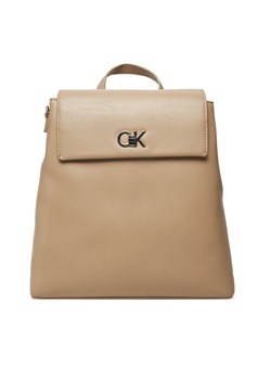 Plecak Calvin Klein Ck Flap Backpack With Conv Strap K60K613038 Beżowy ze sklepu eobuwie.pl w kategorii Plecaki - zdjęcie 181265735