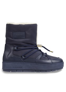 Śniegowce Tommy Hilfiger Tommy Essential Snowboot FW0FW07504 Niebieski ze sklepu eobuwie.pl w kategorii Śniegowce damskie - zdjęcie 181266195
