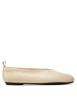 Baleriny Calvin Klein Jeans Ballerina Leather YW0YW01803 Beżowy ze sklepu eobuwie.pl w kategorii Balerinki - zdjęcie 181269625