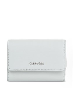 Mały Portfel Damski Calvin Klein Ck Must K60K611934 Szary ze sklepu eobuwie.pl w kategorii Portfele damskie - zdjęcie 181272008