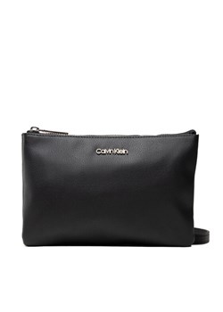 Torebka Calvin Klein Ck Must Ew Dbl Cpt Xbody K60K608409 Czarny ze sklepu eobuwie.pl w kategorii Listonoszki - zdjęcie 181275325