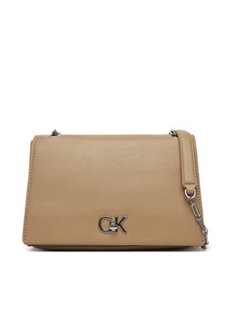 Torebka Calvin Klein Ck Medium Conv Chain Bag K60K612810 Beżowy ze sklepu eobuwie.pl w kategorii Kopertówki - zdjęcie 181277327