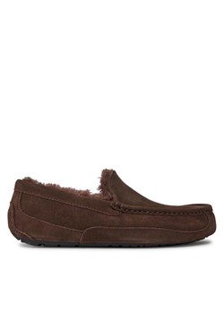 Kapcie Ugg M Ascot 1101110 Brązowy ze sklepu eobuwie.pl w kategorii Kapcie męskie - zdjęcie 181300376