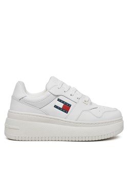 Sneakersy Tommy Jeans Tjw Retro Basket Flatform Ess EN0EN02506 Biały ze sklepu eobuwie.pl w kategorii Buty sportowe damskie - zdjęcie 181302099