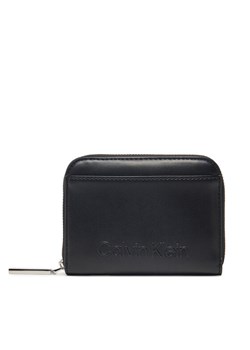 Portfel damski Calvin Klein Embossed Logo Medium Zip Around K60K612965 Czarny ze sklepu eobuwie.pl w kategorii Portfele damskie - zdjęcie 181307435