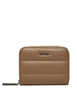 Mały Portfel Damski Calvin Klein Line Quilt Medium Zip Around K60K612201 Brązowy ze sklepu eobuwie.pl w kategorii Portfele damskie - zdjęcie 181310608