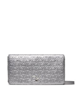 Torebka Calvin Klein Re-Lock Double Gusette_Emb K60K611338 Srebrny ze sklepu eobuwie.pl w kategorii Listonoszki - zdjęcie 181313329