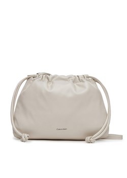 Torebka Calvin Klein Jeans Drawstring Crossbody26 LV04K3060G Biały ze sklepu eobuwie.pl w kategorii Torebki worki - zdjęcie 181315167