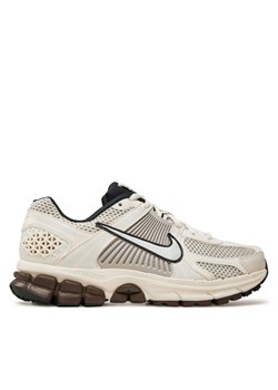 Sneakersy Nike Zoom Vomero 5 FJ2028 001 Écru ze sklepu eobuwie.pl w kategorii Buty sportowe damskie - zdjęcie 181334426