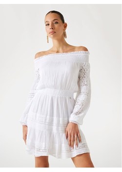 Guess Sukienka 175311 Biały Classic Fit ze sklepu MODIVO w kategorii Sukienki - zdjęcie 181886286