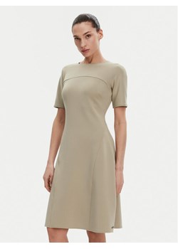 Calvin Klein Sukienka codzienna K20K208151 Beżowy Regular Fit ze sklepu MODIVO w kategorii Sukienki - zdjęcie 181886486