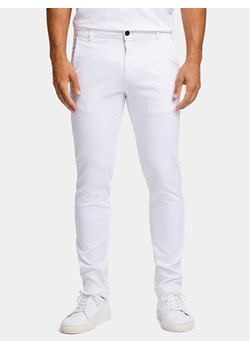 Lindbergh Chinosy 30-005044 Biały Slim Fit ze sklepu MODIVO w kategorii Spodnie męskie - zdjęcie 181886588