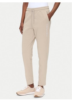EA7 Emporio Armani Spodnie dresowe 7W000489 AF12951 U6155 Beżowy Regular Fit ze sklepu MODIVO w kategorii Spodnie damskie - zdjęcie 181886775