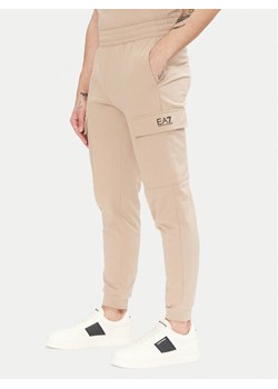 EA7 Emporio Armani Spodnie dresowe 8NPP67 PJVRZ U6155 Beżowy Regular Fit ze sklepu MODIVO w kategorii Spodnie męskie - zdjęcie 181886967
