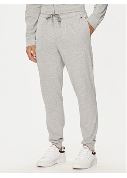 Tommy Hilfiger Spodnie dresowe UM0UM03367 Szary Regular Fit ze sklepu MODIVO w kategorii Spodnie męskie - zdjęcie 181893386