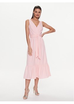 DKNY Sukienka koktajlowa DD3BR685 Różowy Regular Fit ze sklepu MODIVO w kategorii Sukienki - zdjęcie 181893718