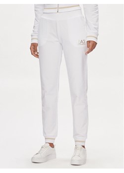 EA7 Emporio Armani Spodnie dresowe 8NTP67 TJTXZ 1100 Biały Regular Fit ze sklepu MODIVO w kategorii Spodnie damskie - zdjęcie 181893798