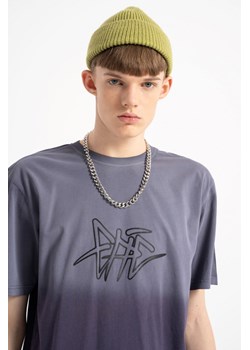 Fioletowy t-shirt z efektem ombre, kolor - fioletowy, rozmiar - 140 ze sklepu REPORTER w kategorii T-shirty chłopięce - zdjęcie 181907457