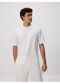 Reserved - Strukturalny t-shirt comfort fit - złamana biel - id: 423EF-01X - marki Reserved - 181914569 Reserved - Strukturalny t-shirt comfort fit - złamana biel ze sklepu Reserved w kategorii T-shirty męskie - zdjęcie 181914569