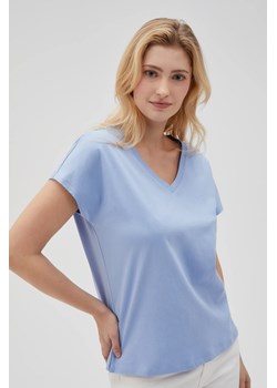 Bawełniny t-shirt z dekoltem w serek niebieski ze sklepu Moodo.pl w kategorii Bluzki damskie - zdjęcie 181919686