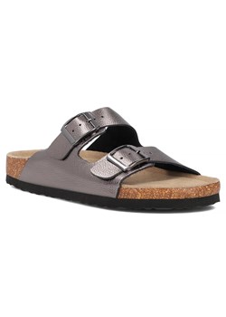 Skórzane klapki damskie z klamrami metaliczne Filippo DK7062/25 - id: 16776 - marki Filippo - 181920366 Skórzane klapki damskie z klamrami metaliczne Filippo DK7062/25 ze sklepu ulubioneobuwie w kategorii Klapki damskie - zdjęcie 181920366