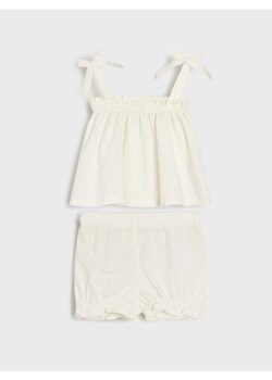 Sinsay - Komplet wykonany ze strukturalnej tkaniny - kremowy - id: 374DG-01X - marki Sinsay - 181929547 Sinsay - Komplet wykonany ze strukturalnej tkaniny - kremowy ze sklepu Sinsay w kategorii Komplety niemowlęce - zdjęcie 181929547
